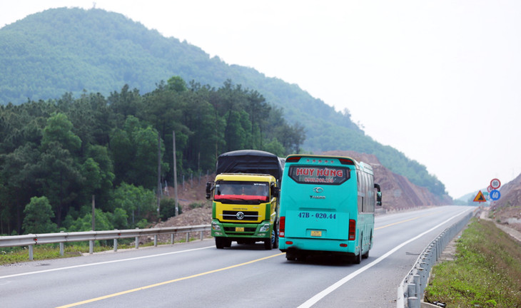 Cao tốc Cam Lộ - La Sơn có nhiều đoạn hai làn xe, có lề đường 2 m, không có làn dừng khẩn cấp