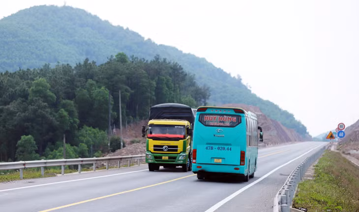 Cao tốc Cam Lộ - La Sơn có nhiều đoạn hai làn xe, có lề đường 2 m, không có làn dừng khẩn cấp