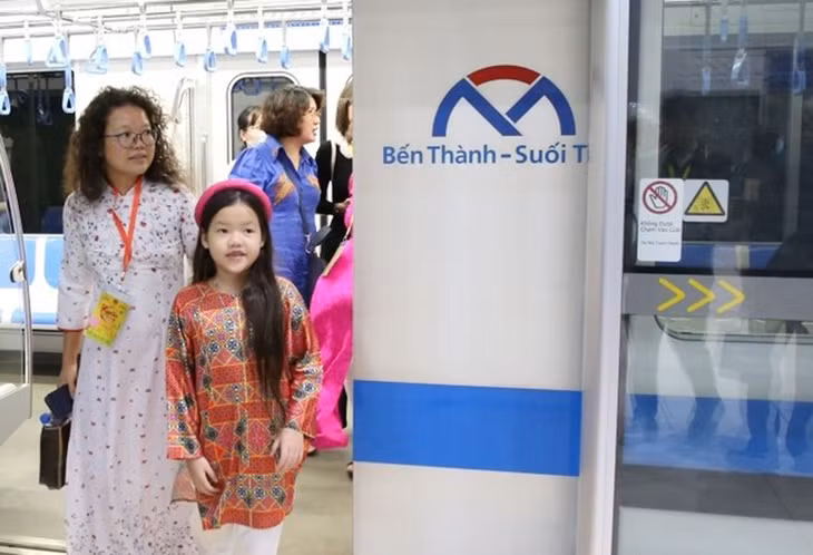 Đoàn kiều bào về nước đón Tết Nguyên đán được trải nghiệm đi tàu metro tuyến số 1