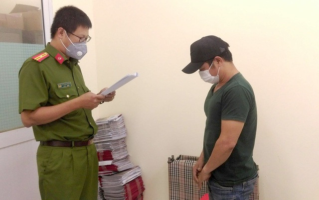 Công an đọc lệnh bắt tạm giam Nguyễn Đức Chương