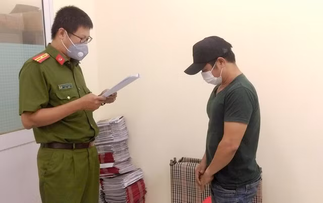 Công an đọc lệnh bắt tạm giam Nguyễn Đức Chương