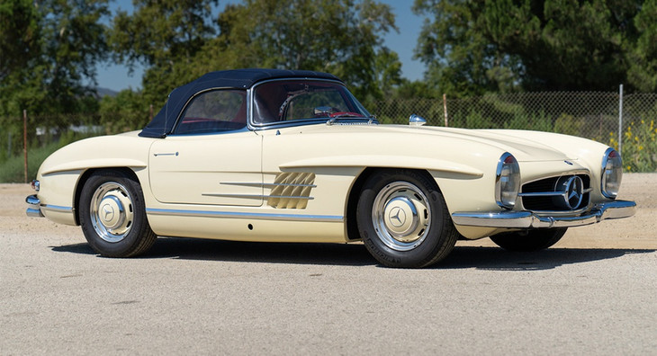 So với một chiếc 300 SL Roadster 1961 xuất xưởng, chiếc xe này đã không còn nguyên bản. Chủ nhân hiện tại đã sơn lại ngoại thất màu trắng ngà, phần mui mềm phía trên cũng là chi tiết nâng cấp thêm.