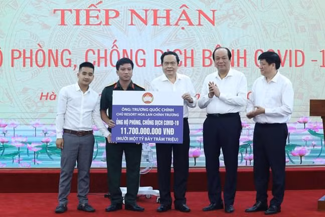 Sáng 5/8, Mặt Trận Tổ quốc Việt Nam đã tiếp nhận số tiền 11,7 tỷ đồng từ ông Trương Quốc Chính, chủ Resort Hoa Lan và Hiệp hội những người yêu hoa lan.