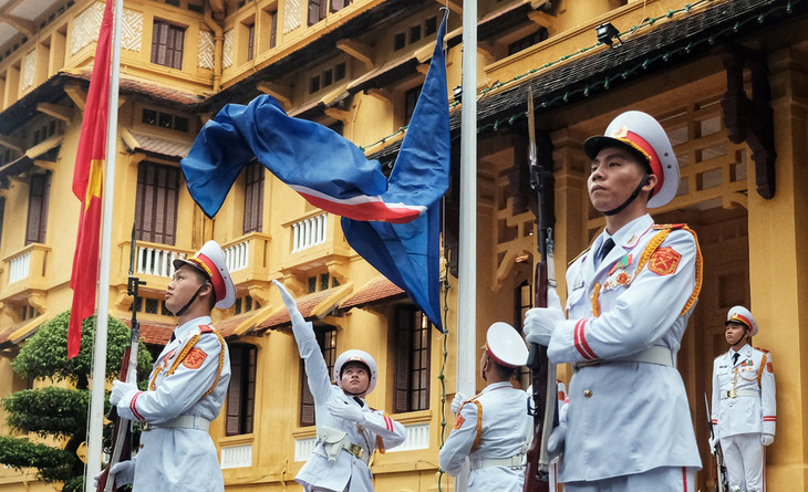 Lễ thượng cờ ASEAN diễn ra sáng 7/8 tại Hà Nội nhân kỷ niệm 53 năm ngày thành lập và 25 năm ngày Việt Nam trở thành thành viên chính thức của ASEAN Lễ thượng cờ ASEAN diễn ra sáng 7/8 tại Hà Nội nhân kỷ niệm 53 năm ngày thành lập và 25 năm ngày Việt Nam trở thành thành viên chính thức của ASEAN