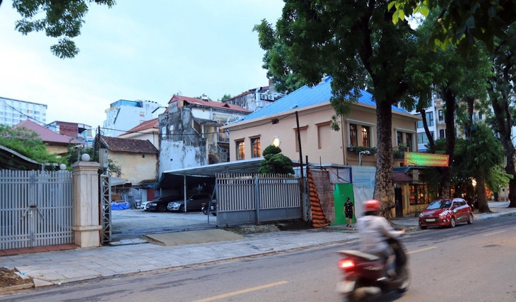 Bên ngoài lô đất 69 Nguyễn Du, Hà Nội