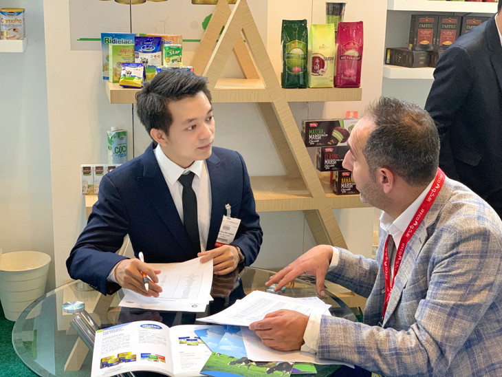 Anh Nguyễn Thanh Tuấn, nhân sự trưởng thành từ chương trình MT, hiện đang đảm nhiệm vị trí Trưởng Bộ phận Kinh doanh Xuất khẩu (quản lý thị trường Trung Đông) tại Vinamilk Anh Nguyễn Thanh Tuấn, nhân sự trưởng thành từ chương trình MT, hiện đang đảm nhiệm vị trí Trưởng Bộ phận Kinh doanh Xuất khẩu (quản lý thị trường Trung Đông) tại Vinamilk