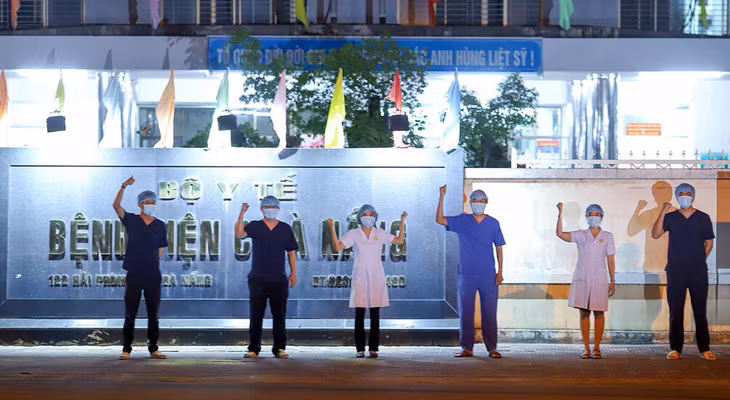 Các nhân viên Bệnh viện C thể hiện quyết tâm "chia lửa" với các bệnh viện ở Đà Nẵng thời gian tới