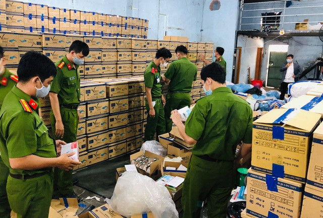 Kho sản xuất găng tay y tế giả của đối tượng Hoa