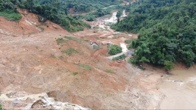 Thủy điện Rào Trăng 3 bị sạt lở nghiêm trọng nhìn từ flycam. Ảnh: Công an tỉnh Thừa Thiên Huế