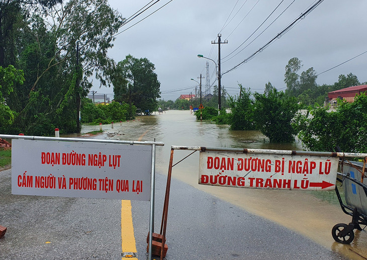 Nhiều tuyến đường ngập sâu ở Quảng Bình phải phong tỏa