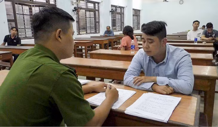 Công an làm việc với các nghi phạm