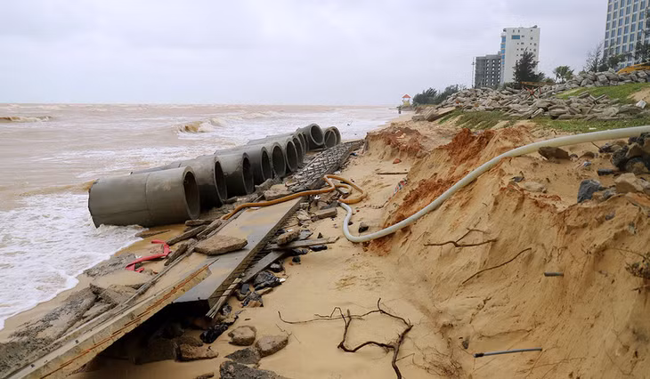 270 m bờ kè bê tông đổ sập sau lũ