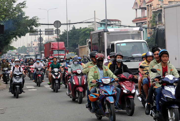 Quốc lộ 1 đoạn giao với đường Nguyễn Văn Quá, Quận 12 luôn ùn tắc vào giờ cao điểm