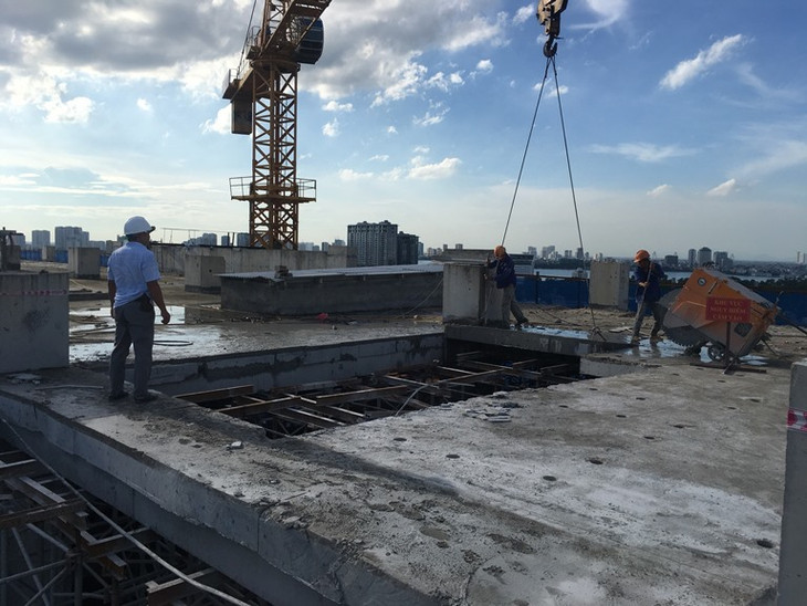 Đơn vị thi công tiến hành cắt mái tầng 18 tòa nhà 8B Lê Trực Đơn vị thi công tiến hành cắt mái tầng 18 tòa nhà 8B Lê Trực