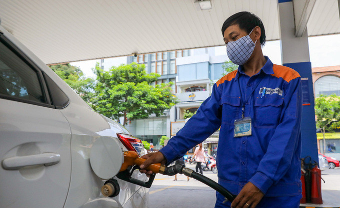 Người dân đổ xăng tại góc đường Hai Bà Trưng - Trần Cao Vân (Quận 1, TP HCM)