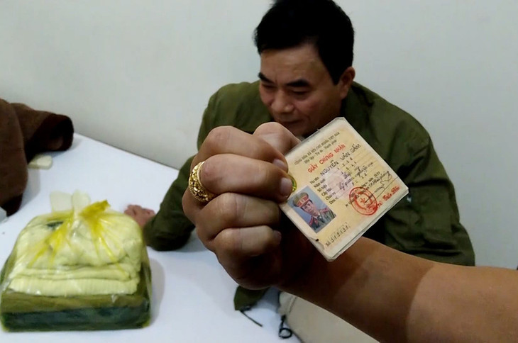 Nguyễn Văn Hòa lúc bị bắt cùng thẻ ngành công an giả
