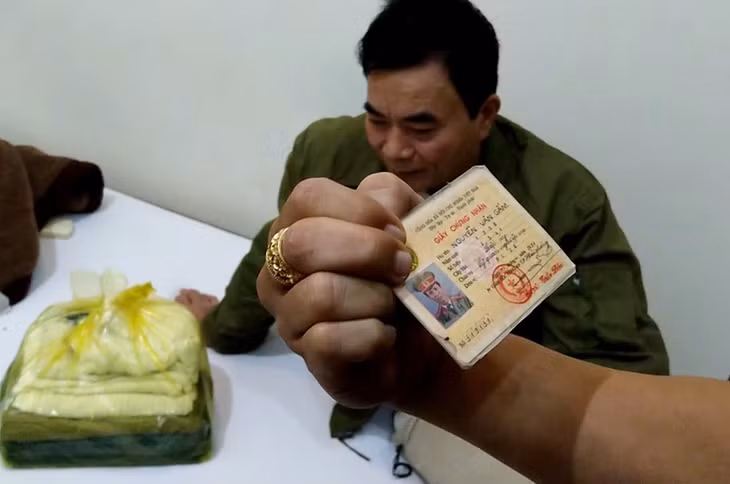 Nguyễn Văn Hòa lúc bị bắt cùng thẻ ngành công an giả