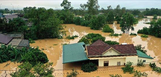 Lũ lớn trên sông Hiếu gây ngập diện rộng tại khu vực xã Thanh An, huyện Cam Lộ và phường Đông Giang, thành phố Đông Hà, tỉnh Quảng Trị