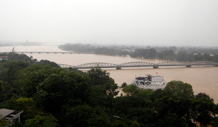 Nước lũ từ thượng nguồn đổ về sông Hương