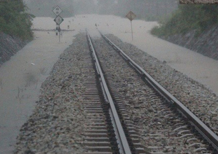 Đường sắt đoạn Đông Hà - Huế bị ngập Đường sắt đoạn Đông Hà - Huế bị ngập