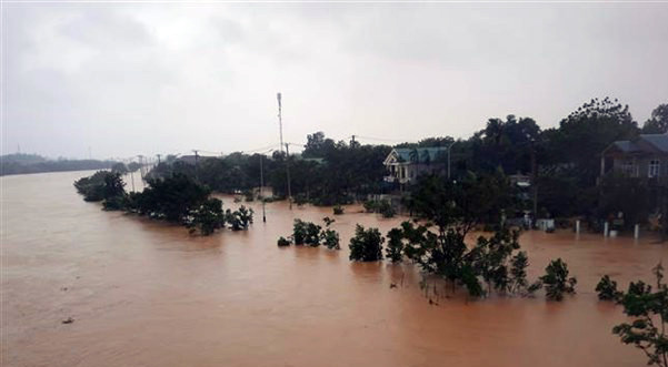 Lũ về trên sông Hiếu gây ngập lụt tại thành phố Đông Hà