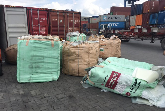 Lượng lớn hàng lậu ngụy trang trong container bị phát hiện