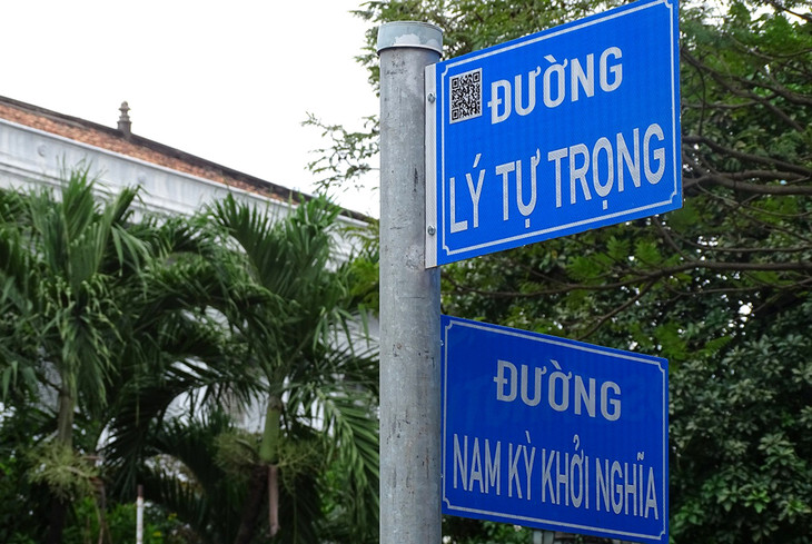 Bảng tên đường Lý Tự Trọng tại giao lộ Nam Kỳ Khởi Nghĩa được dán mã QR