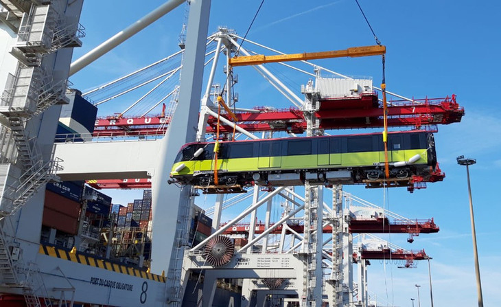 Đoàn tàu đầu tiên tuyến đường sắt Nhổn - ga Hà Nội được cẩu xuống tàu tại cảng Dunkirk (Pháp) để về Việt Nam