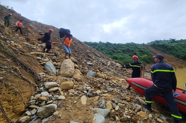 Mới chỉ có 1 hướng tiếp cận của Công an tỉnh Thừa Thiên Huế từ đường sông... Ảnh: Công an tỉnh Thừa Thiên Huế