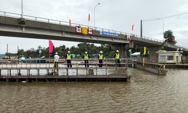 Cống âu thuyền Ninh Quới phía Bạc Liêu vận hành mở để tàu, thuyền lưu thông