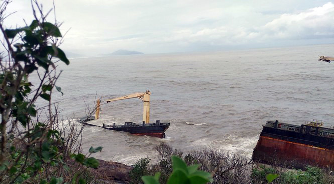 Tàu hàng JAKATA mắc cạn đã bị sóng đánh gãy đôi