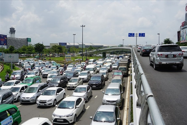 Các tuyến đường quanh sân bay Tân Sơn Nhất thường xuyên kẹt xe vào dịp Tết.