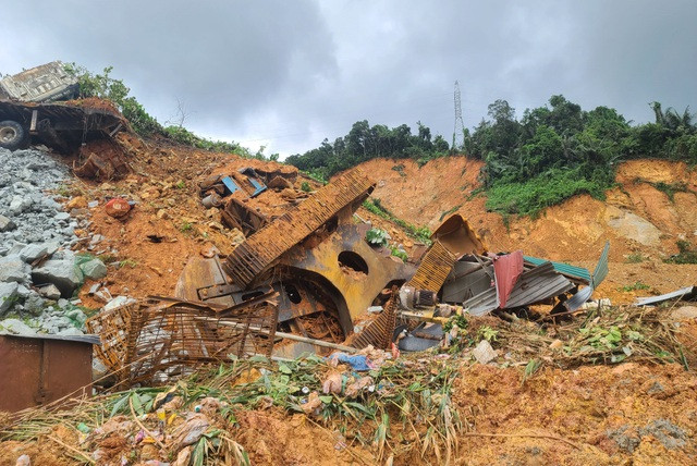 Hiện trường tan hoang sau khi một nửa quả núi lở. Ảnh: Công an tỉnh Thừa Thiên Huế