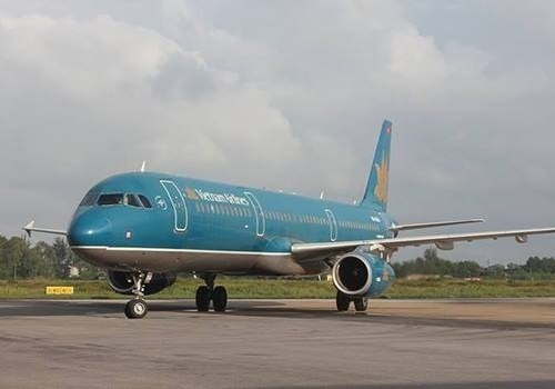 Máy bay Vietnam Airlines tại sân bay Vinh