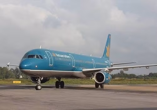Máy bay Vietnam Airlines tại sân bay Vinh