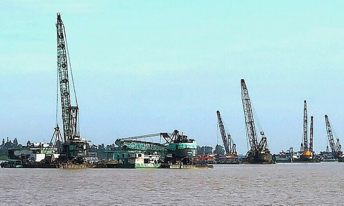 Cần cẩu khai thác cát trên sông Hậu đoạn địa bàn tỉnh An Giang