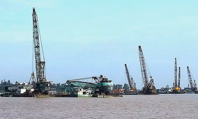 Cần cẩu khai thác cát trên sông Hậu đoạn địa bàn tỉnh An Giang