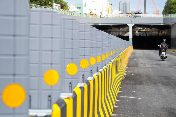 Các tấm phản quang bố trí dọc đường dẫn xuống hầm chui