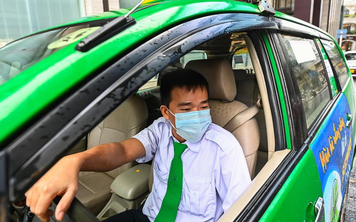 Tài xế taxi chờ khách trên đường phố Hà Nội