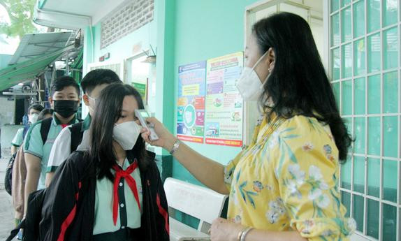 Đối với lớp có học sinh F0, sau khi xác định đối tượng là F1, cho học sinh không phải là F1 di chuyển sang lớp học dự phòng và khử khuẩn toàn bộ lớp học.