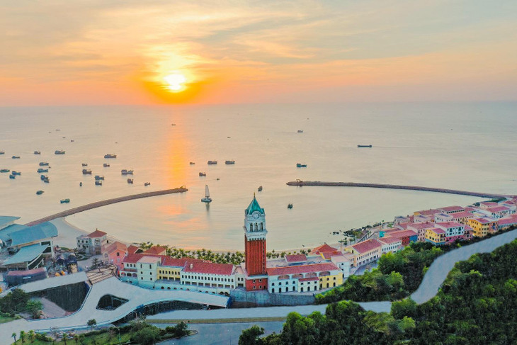 Tầm nhìn ôm trọn đại dương và khung cảnh hoàng hôn tuyệt vời của Phú Quốc từ Sun Grand City Hillside Residence