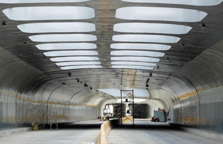 Bên trong hầm chui dài 900 m, kéo dài từ đường Duy Tân đến chân cầu Trần Thị Lý, được thiết kế các ô vuông &quot;giếng trời&quot; độc đáo bên trên