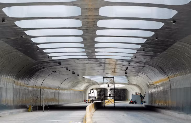 Bên trong hầm chui dài 900 m, kéo dài từ đường Duy Tân đến chân cầu Trần Thị Lý, được thiết kế các ô vuông "giếng trời" độc đáo bên trên