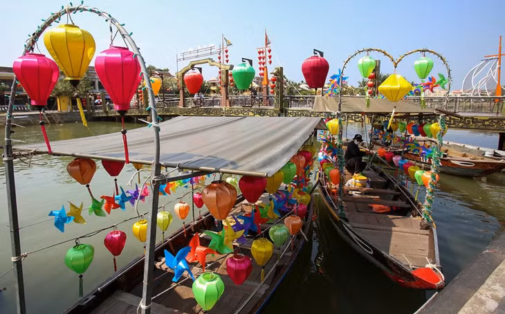Thuyền, ghe chở khách tham quan sông Hoài sẽ phải tháo bỏ đèn lồng, chong chóng, chỉ được giữ lại 2 đèn lồng