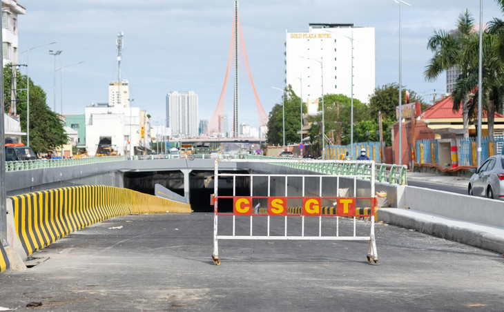 Dự án cải tạo cụm nút giao thông phía tây cầu Trần Thị Lý có tổng mức đầu tư sau điều chỉnh là hơn 723 tỉ đồng với quy mô 3 tầng. Tầng trên bố trí cầu vượt thép trên đường 2 tháng 9; tầng mặt đất được bố trí đảo xuyến tự điều chỉnh; tầng dưới cùng bố trí hầm chui trên đường Duy Tân kéo dài qua nút Duy Tân - Núi Thành và Duy Tân - Bạch Đằng nối dài