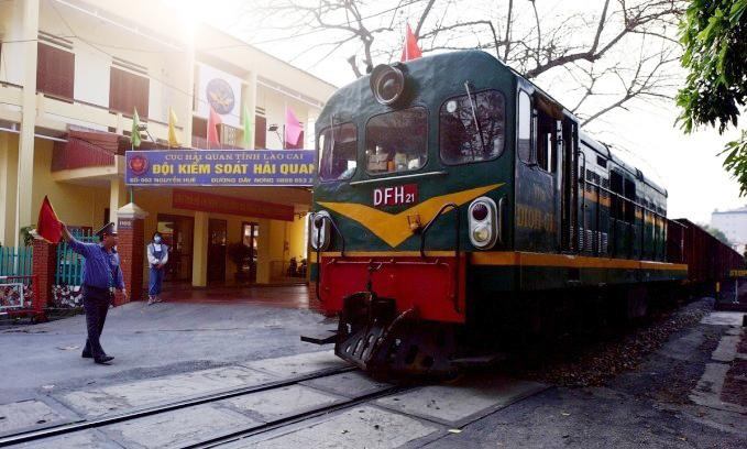 Tàu hàng liên vận Việt - Trung tại khu kiểm soát hải quan Lào Cai