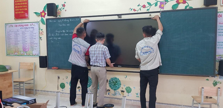 Nhân viên Tân Hưng Phát đang lắp đặt thiết bị cho trường tiểu học.