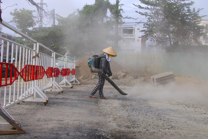 Gấp rút hoàn thành bê tông nhựa vệt đường bên phải, thảm bê tông nhựa tại nút giao tuyến Lê Đình Thám - Núi Thành