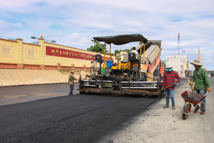 Một số hạng mục khác như cấp nước, trạm bơm, nhà điều hành, di dời đường điện trung hạ thế, di dời cây xanh đã hoàn thành. Gói thầu xây lắp hạng mục tổ chức giao thông, hệ thống camera giám sát, điện chiếu sáng đang triển khai thi công đồng bộ tại công trình để đến ngày 28/2 cũng hoàn thành