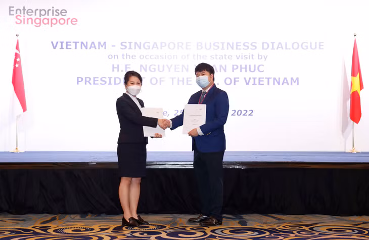 Đại diện TH (bà Hoàng Thị Thanh Thủy – Giám đốc Kinh doanh quốc tế Tập đoàn) trao đổi Biên bản ghi nhớ với đại diện hệ thống HAO Mart Singapore.